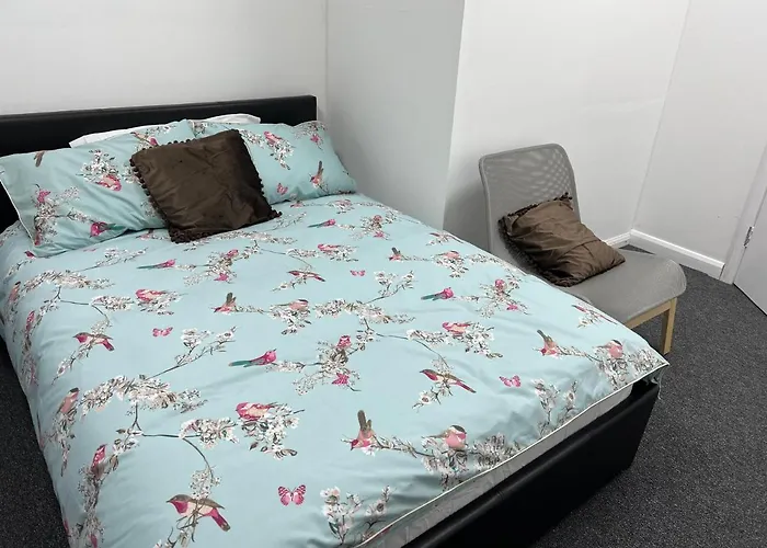 The Grande Residence - Close To Central London & Next To Northfield Tube Station