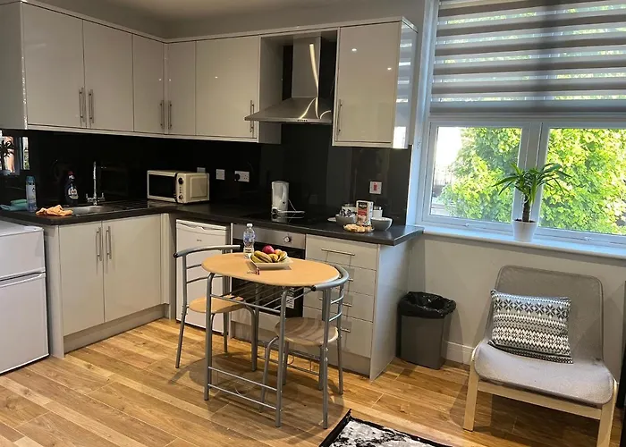The Grande Residence - Close To Central London & Next To Northfield Tube Station