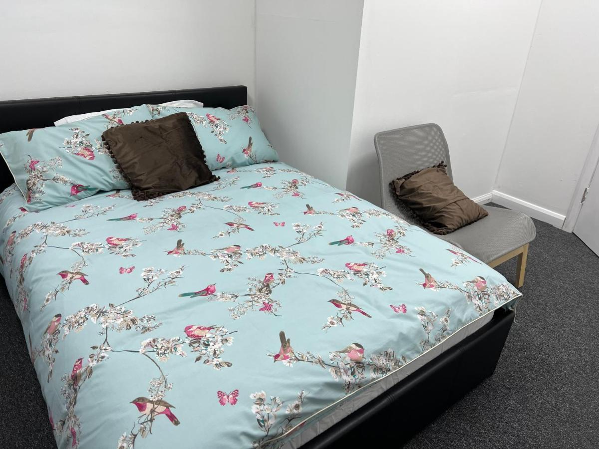 Apartment The Grande - Close To London & Next To Northfield Tube Station