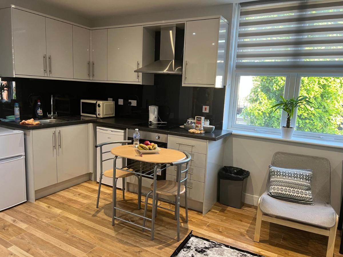 The Grande - Close To London & Next To Northfield Tube Station Apartment *